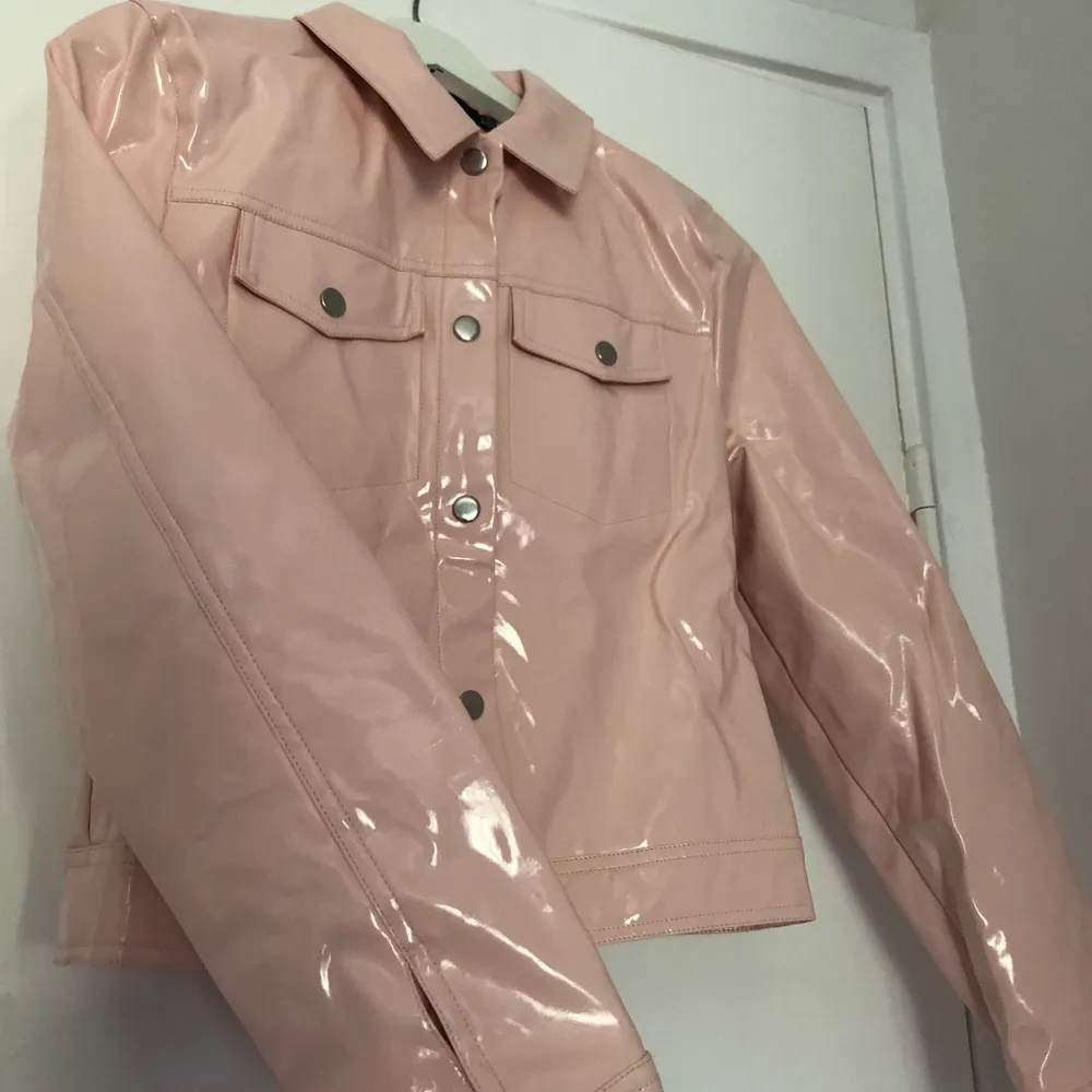 Säljer min väldigt snygga och annorlunda/coola Puderrosa/pastell-Rosa ”lack” jacka. storlek 36, Från missguided. Knappt använd. . Jackor.