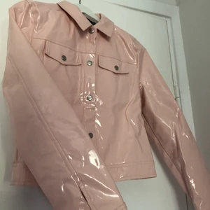 Lackjacka missguided puderrosa 36 - Säljer min väldigt snygga och annorlunda/coola Puderrosa/pastell-Rosa ”lack” jacka. storlek 36, Från missguided. Knappt använd. 