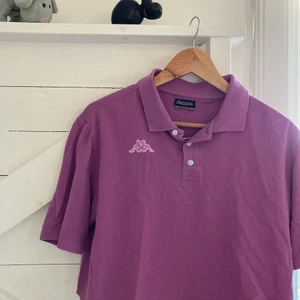 croppad Kappa piké - Skitsnygg vintage piké från Kappa som jag klippt av själv! Storleken är L så sitter snyggt oversized men samtidigt kort!💕