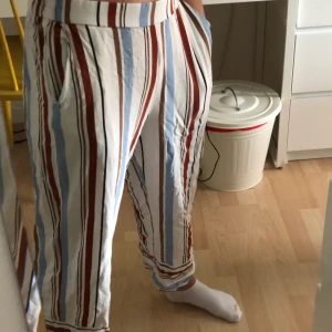 Baggy randiga byxor🦋 - Jätte coola randiga byxor i super härligt material⚡️ Kan användas som både hög och lågmidajt, och super coola till en vit crop top💜 Köparen står för frakt!!