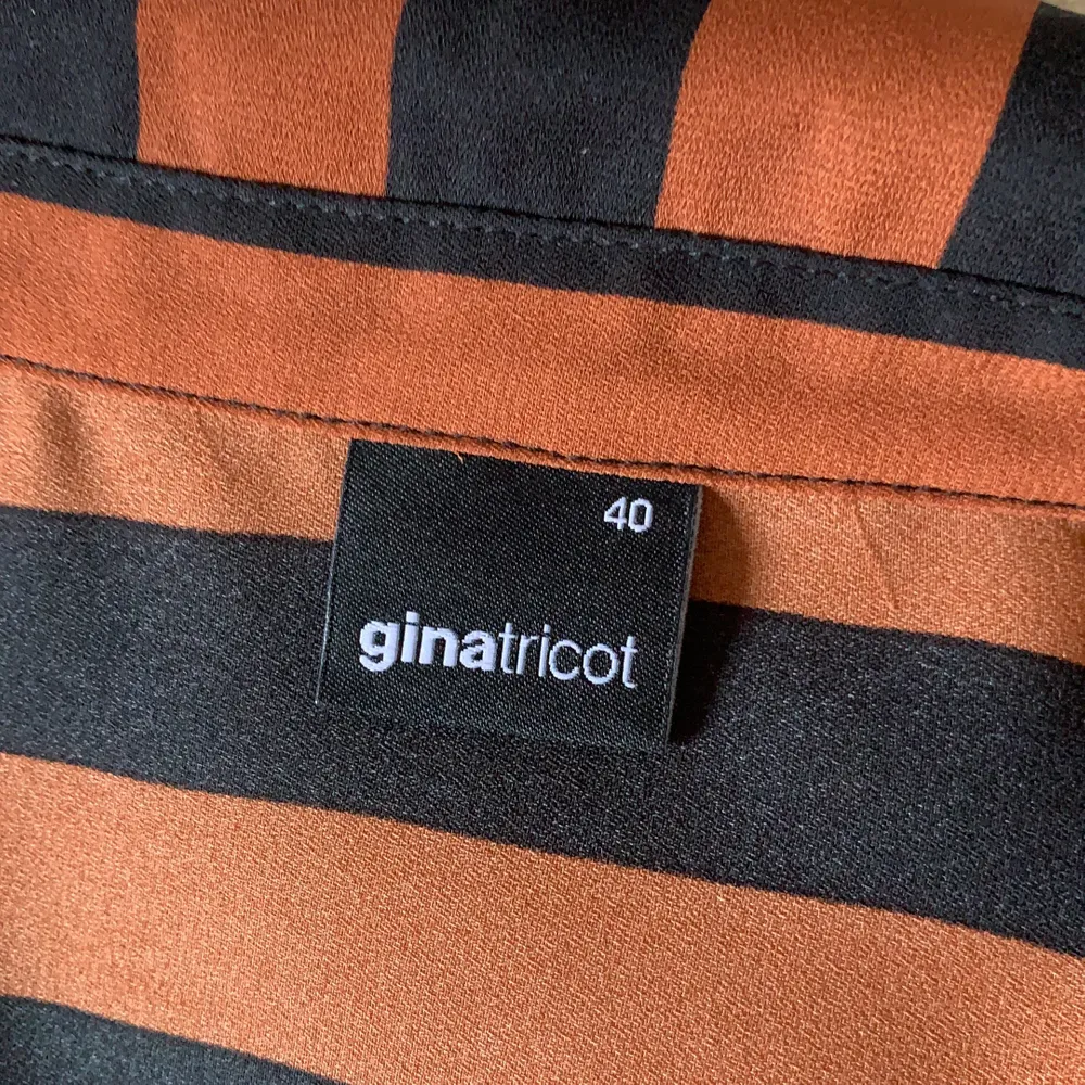 Randig bildskjorta från ginatricot i storlek 40. Skjortor.