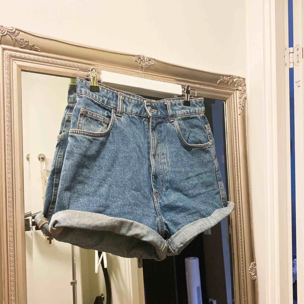 Snygga jeansshorts i oversized modell från Zara.  Hämtas hos mig eller skickas för 42 kr 💌. Shorts.