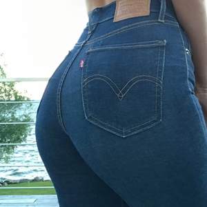 Högmidjade Levis jeans, mörkblå storlek 24. I väldigt bra skick 