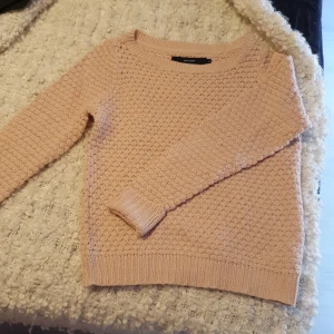 Rosa stickad tröja, Vero Moda - Supersöt stickad tröja från Vero Moda! Fin rosa färg, storlek XS. Kan mötas upp i Uppsala/Stockholm, alternativt skicka mot fraktkostnad.💕