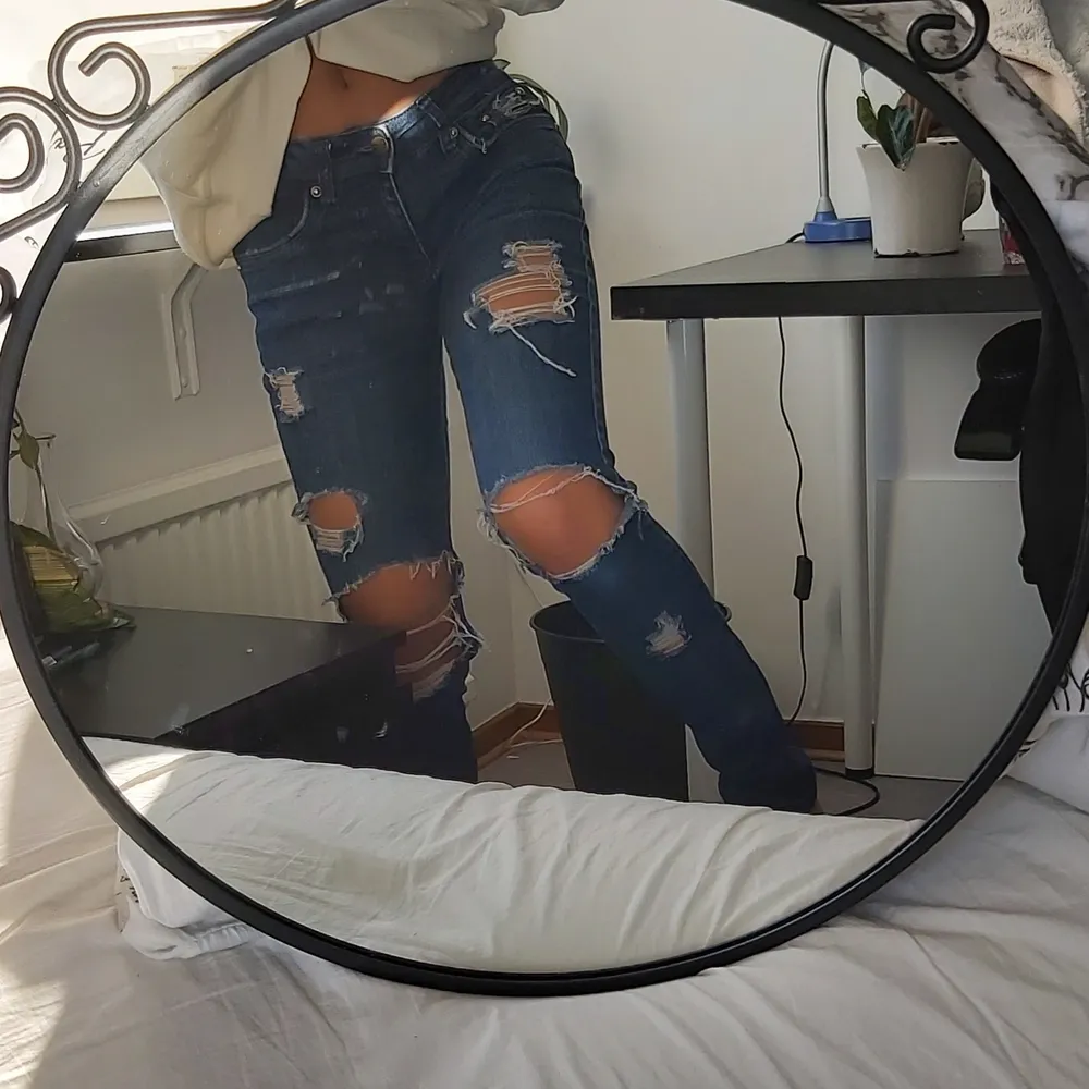 Ripped Jeans från Dolce & Gabbana (fejk). Det står ingen storlek men de passar mig som är en Xs/S. Kan mötas upp i Lund/Malmö annars står köparen för frakten:) . Jeans & Byxor.