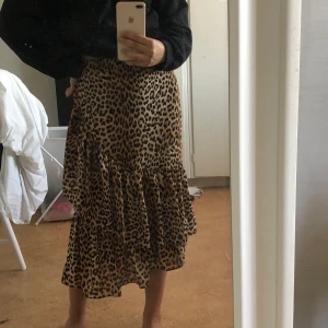 Leopard kjol - Lång leopardkjol 🐆 hål och slitningar på sidan därav det billigare priset. Frakt 44kr. Läs policy!