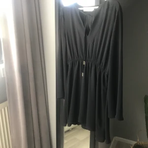 Svart klänning  - Svart klänning från IVY REVEL! Storlek S knappt använd 🌻