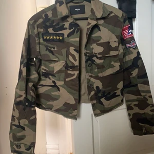 Militärmönstrad jacka - Använd fåtal gånger, kommer ej till användning därav säljer jag den. 
