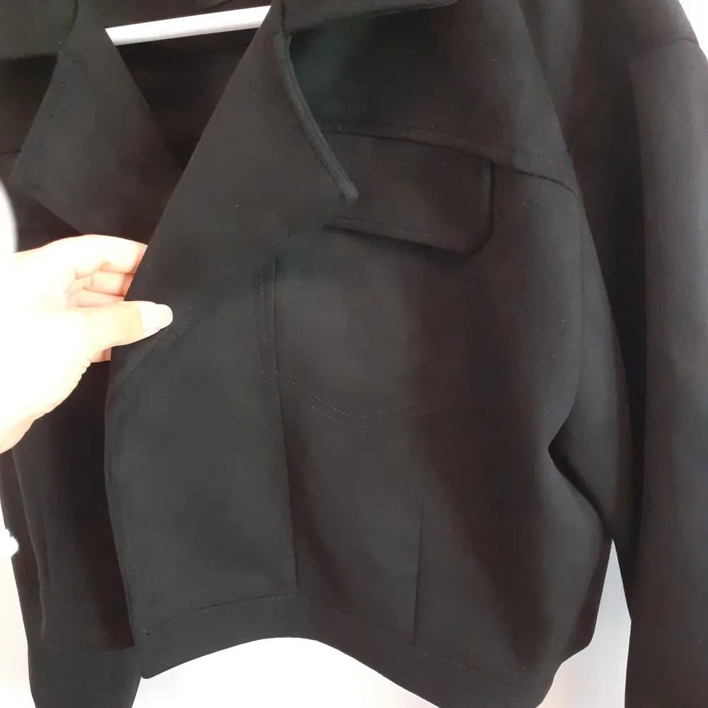 En svart jacka i mocka liknande material. Knappt använd! Köpt från Bik bok! Säljer för 300 kr, frakt ingår i priset🌼. Jackor.
