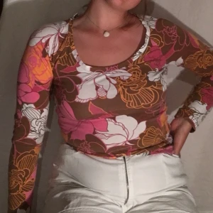 70-tals mönstrad topp - Topp i superbra skick och med 70-tals mönster i form av lite blommor å sånt🌸🌻✌🏼 väldigt väldigt skönt material, samt är stretchig så fungerar på typ alla storlekar 
