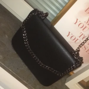 Väska - En väska som aldrig är andvänd väskan kommer till midjan på mig som är 154cm