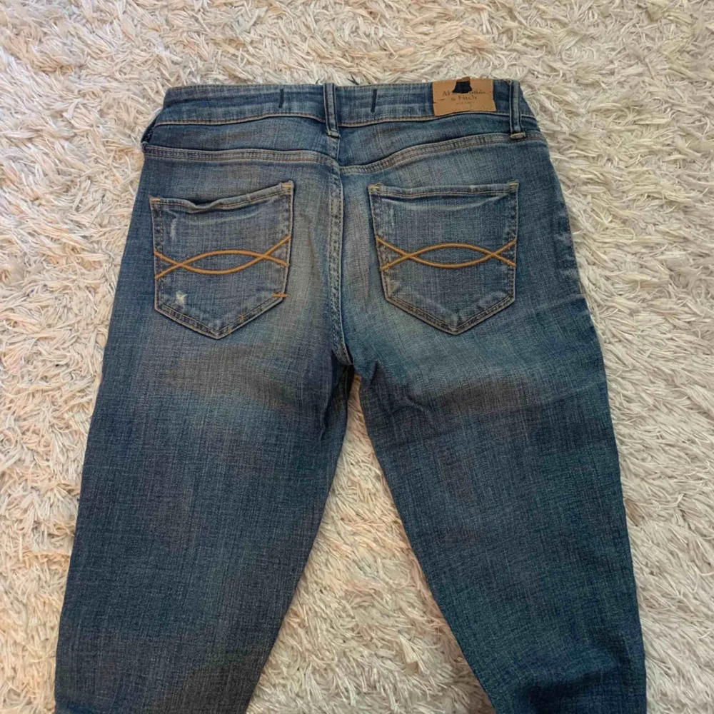 Snygga mjuka tighta jeans från Abercrombie & Fitch med hål på en knät! . Jeans & Byxor.
