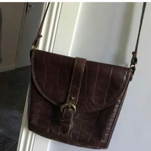 Snygg brun vintage läderväska med fina detaljer från märket THE TREND. Passa på att fynda denna unika väska! 