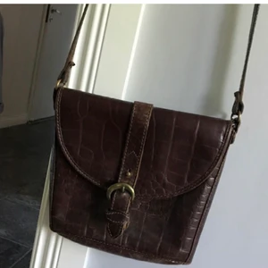 Väska från THE TREND - Snygg brun vintage läderväska med fina detaljer från märket THE TREND. Passa på att fynda denna unika väska! 