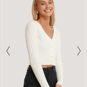 Stickad kofta NAKD - Stickad kofta från NAKD, helt oanvänd. Prislapp kvar. Nypris 399kr