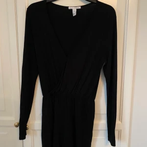 Juni-suit - Söt jump-suit, passar till alla tillfällen. Lång i ärmarna och kort i benen. Frakten tillkommer 💋