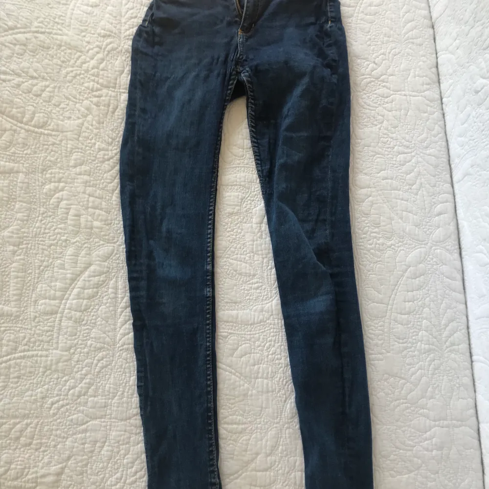 Fina blåa jeans från lager 157 välanvända så det går att pruta lite. Välldigt stretchiga och bekväma. Fråga om ni undrar något 💞 storlek XS.  Gratis frakt!. Jeans & Byxor.