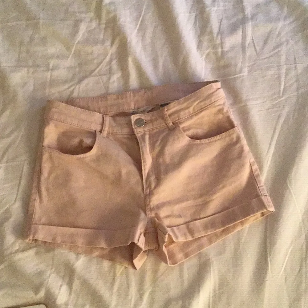 Rosa aktiga shorts, lite tighta men kedjan går väldigt lätt att stänga, till 12-13 åringar. 75kr+frakt. Shorts.