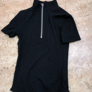 Body med dragkedja - Body med dragkedja i storlek XS💕