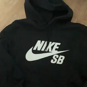 Nike sb hoodie i fint skick kostar runt 600 nypris :)