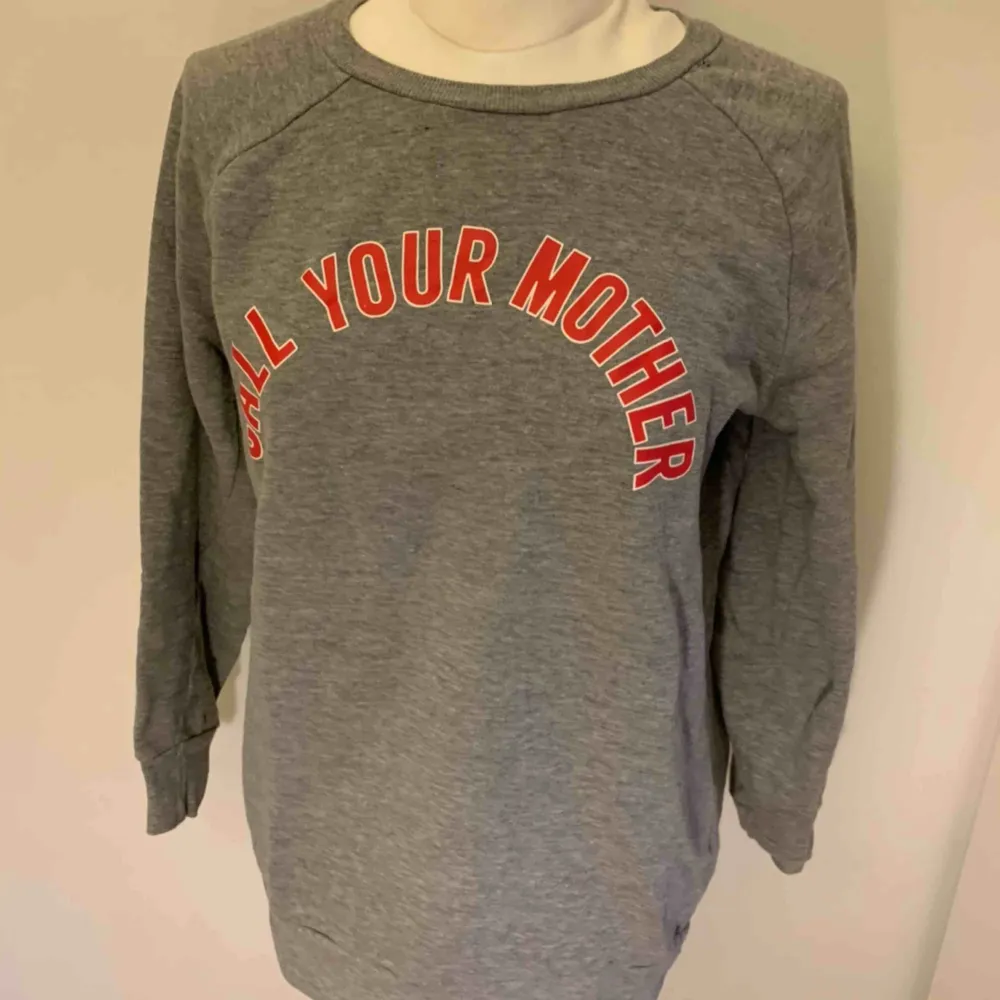 Knappt använd sweatshirt med trycket ”call your motser”. Tröjor & Koftor.