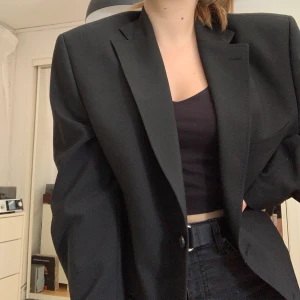 Oversized kavaj - Svart klassisk blazer, köpt secondhand men för stor på mig som normalt är en S. Rentvättad🤩 frakt tillkommer💫
