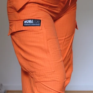 🧡🧡🧡 - aaaascoola cargopants i ORANGE!! We stan 🍊!! Köpta second hand i Malmö 🤑🤑 frakt på 59kr eller mötas upp i Malmö! Skulle säga att de passar storlek 36-38!!
