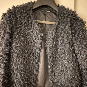 Päls jacka - En fin lite tunnare vår/höst jacka med lite fluff päls på. Passar till både klänning & ett par slitna jeans. Frakten tillkommer 🤍