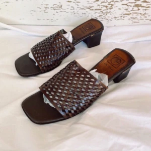 Sandaler  - Vintage vävda sandaler. Köpte från en vintagebutik i USA men har aldrig använt pga för små. Det stor strl 40 i skon men jag skulle snarare säga 39.