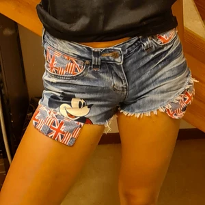 Shorts - Jätte gulliga och lågmidjade shorts som är i Disnep variant. Köpt i USA och orginalpriset var 200:-. Köparen står för frakten som tillkommer❤