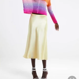 Satin kjol - Fin gul satin kjol från zara i storlek S. Använd en gång”. Nypris 300kr 💕!!