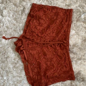 Oranga shorts- Forever 21 - Oranga shorts med spets från Forever 21. 