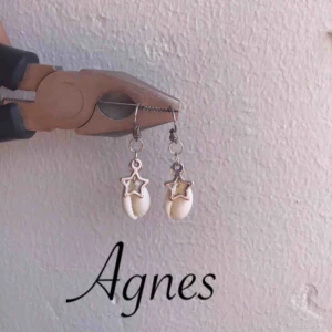  - Checka in ”adelajwrly” på instagram för mer info om örhänget! Frakt är gratis och beställningar sker antingen genom insta-dm eller här på plick!💗