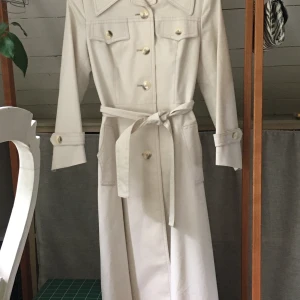 Vintage trenchcoat , Made in sweden - Beige, så fint skick, köpt på second hand men aldrig använd av min familj 
