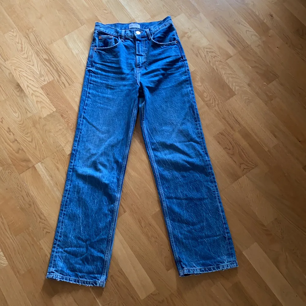 Slutsålda raka jeans från ZARA!!! Använda fåtal gånger och är i bra skick. Storlek 34 men skulle säga att de sitter mer som 36/38. Jag är 168 cm lång!. Jeans & Byxor.
