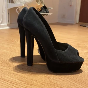 Svarta klackar - Svarta klackar i storlek 35/36 aldrig använda! Kan hämtas i Malmö men även fraktas, köparen står för frakten!😊