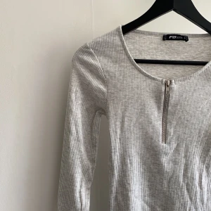 Tröja - Grå tröja med dragkedja, nyköpt 
