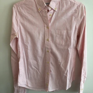 Gant skjorta - Skjorta från Gant vit och rosa randig. Endast använd ett par gånger, mycket fint skick! Nypris 1000 kr. Köpare står för ev frakt :) 