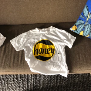 Ganni T-shirt - Ganni t-shirt till salu 