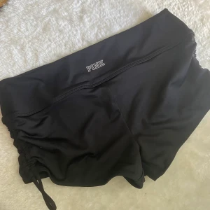 Booty shorts - Jättekorta tränings shorts från pink, aldrig använda endast testade 💕 täcker inte allt på baksidan men borde sitta jättebra på någon som har XS/S 