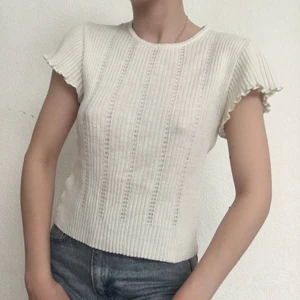 Vit kortärmad blus - En fin vit kortärmad blus med fina ärmar och mönster. Jättefin till sommaren. Köpte sen second hand av en kvinna som menade att den var från 40-tal. Frakt 20kr