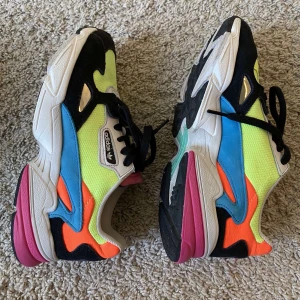 Adidas sneakers  - Skit snygga falcon sneakers i fint skick, bekväma och användbara både till vardags och på fest! 