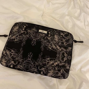 Datorfodral - Datorfodral från märket day, passar de flesta datorerna då den är stor och rymlig💖 