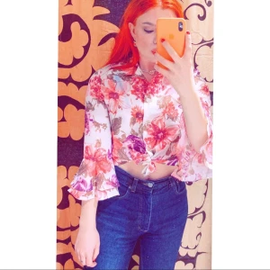 60-tal 70-tal Vintage skjorta trumpetärm - 60-/70-tal Vintage. Stl 38, passar nog bäst på modern XS-S. byst/armhåla-till-armhåla 45cm, vidd nertill 45 cm, ärmlängd 44cm, ärmvidd volang (platt/utspridd) 33cm, längd 57cm. Frakt 44kr.