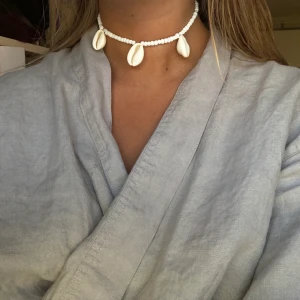 HALSBAND - 🐚SNÄCKHALSBAND🐚 Kostar 85kr (Inkl frakt) SWIPE FÖR STYLINGTIPS. De andra halsbanden på bilderna är också till salu☀️👌🏼⚡️🐚