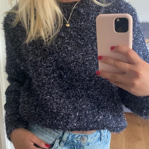 Mysig glittertröja - Mysig och tjock glittertröja från H&M som inte finns i deras sortiment längre! Sparsamt använd, nyskick. Glittrar verkligen mycket och ser exklusiv ut. Pris kan diskuteras! 🤩