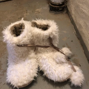 Gosiga innetofflor  - Knappt använda så i fint skick ! Står ej storlek men skulle tro de passar 35/36/37 