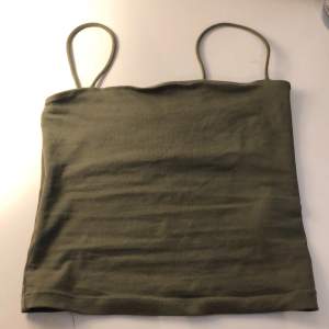 Ett militärgrönt Gina linne i storlek xs. Som nytt har bara använt den nån enstaka gång .Säljer Pga att jag aldrig använder den .frakt 49kr