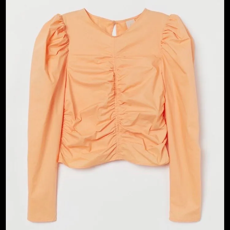 En jättefin orange puff-ärm tröja i storlek 36! Aldrig använd, prislapp finns kvar! Säljer för 100kr❣️❣️ ( kostar 349 i affär) . Tröjor & Koftor.