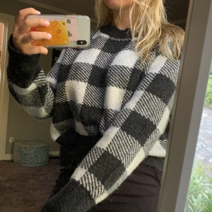 STICKAD RUTIG TRÖJA - Säljer denna rutiga tröja från HM, använd fåtal gånger och i fint skick. 100 kr+ frakt 